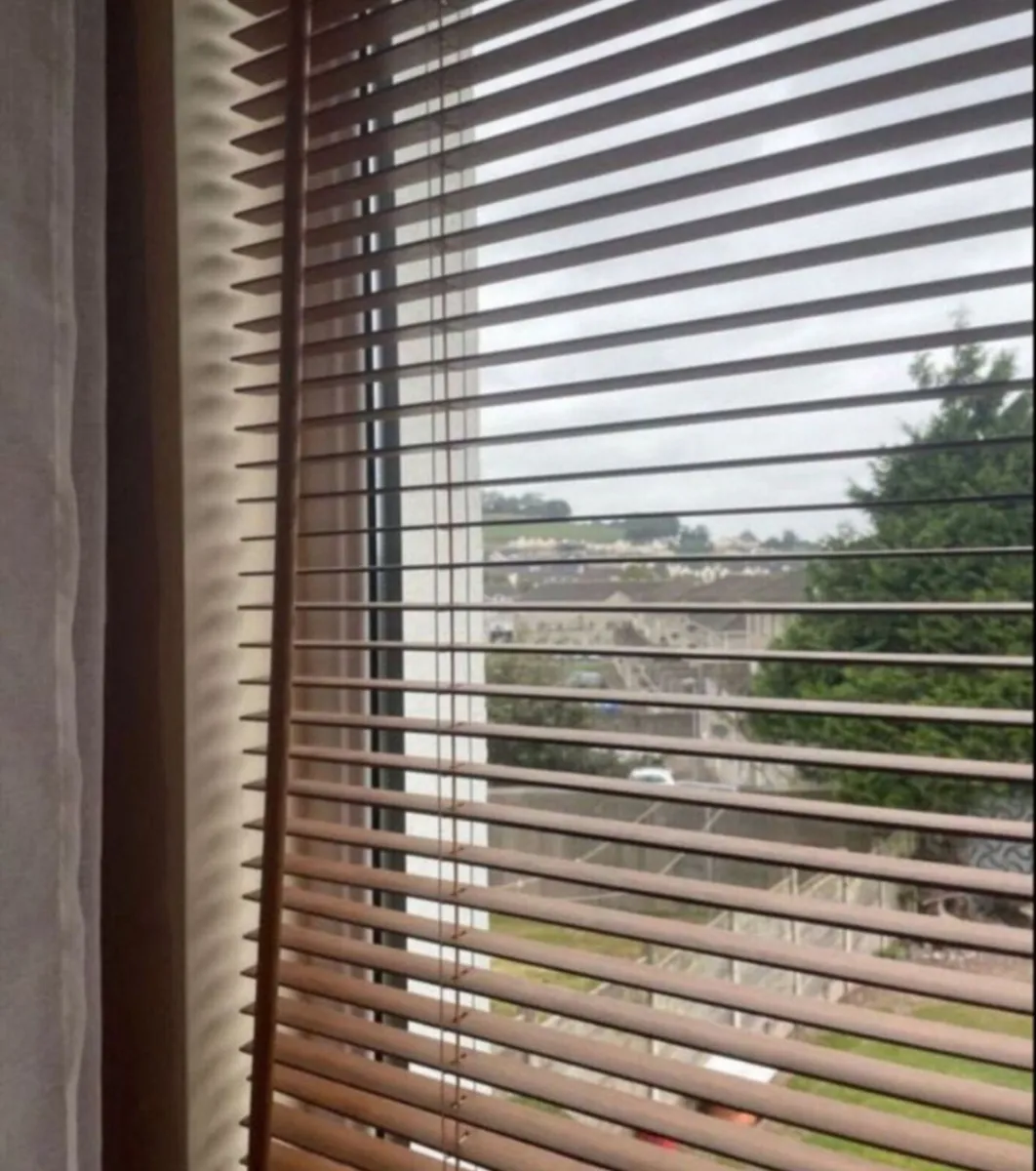 3 wooden windows blinds curtains - Image 4