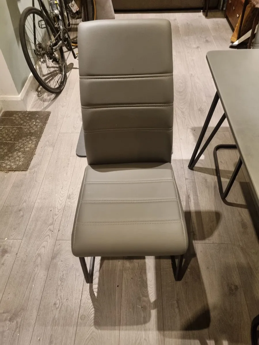 Dining table and 4 chairs - Image 2