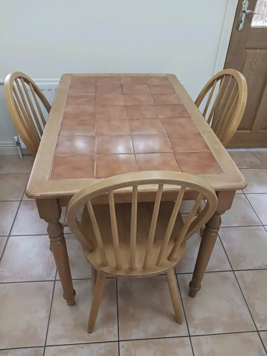 Kitchen table and chairs - Image 1