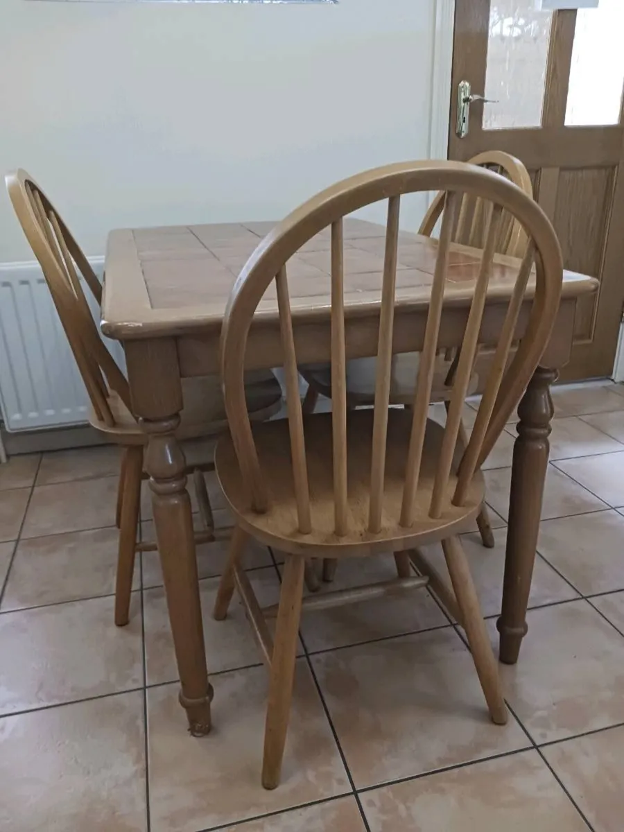 Kitchen table and chairs - Image 2