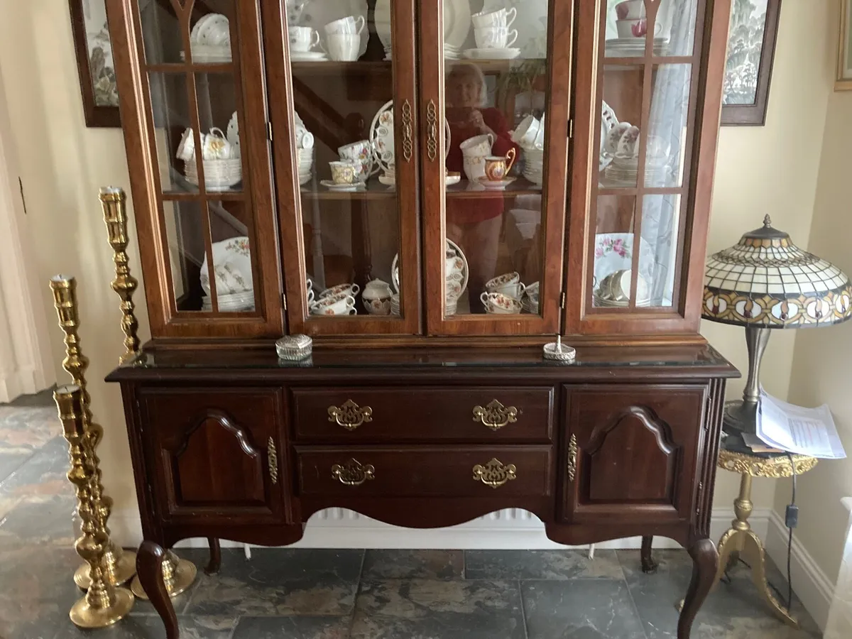 Glass display cabinet