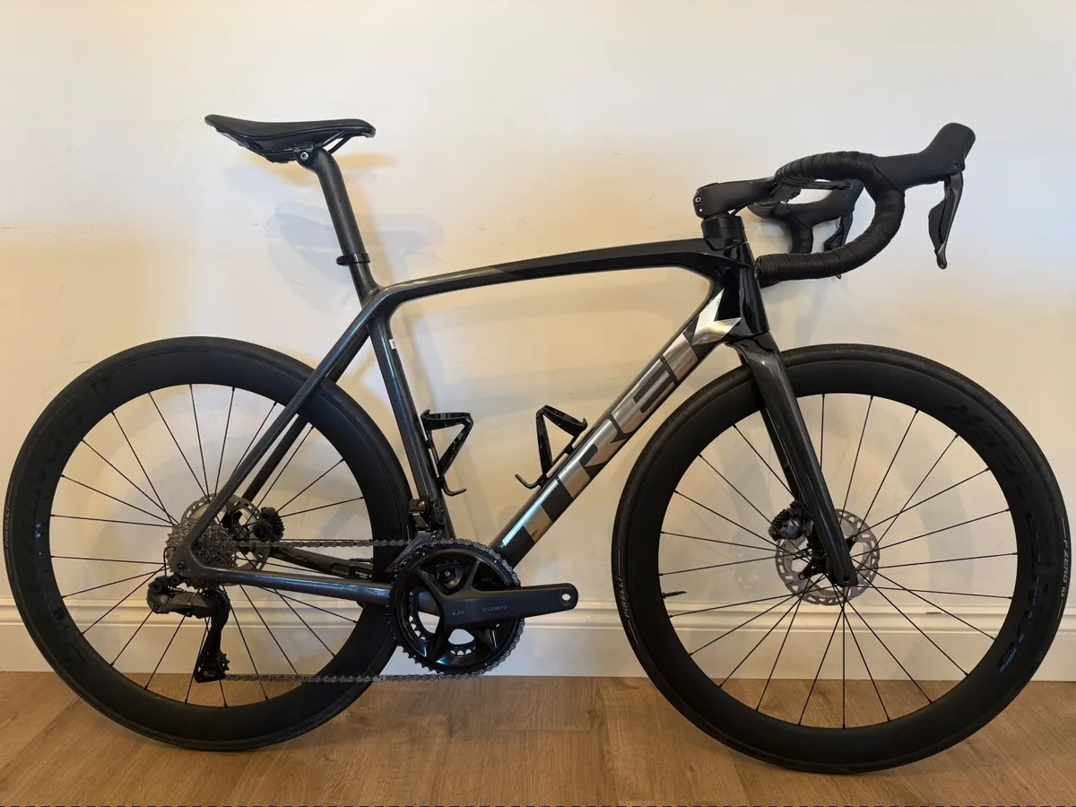 Trek Émonda SL7 Carbon Road Bike – Size 56 – Ulteg - Image 1