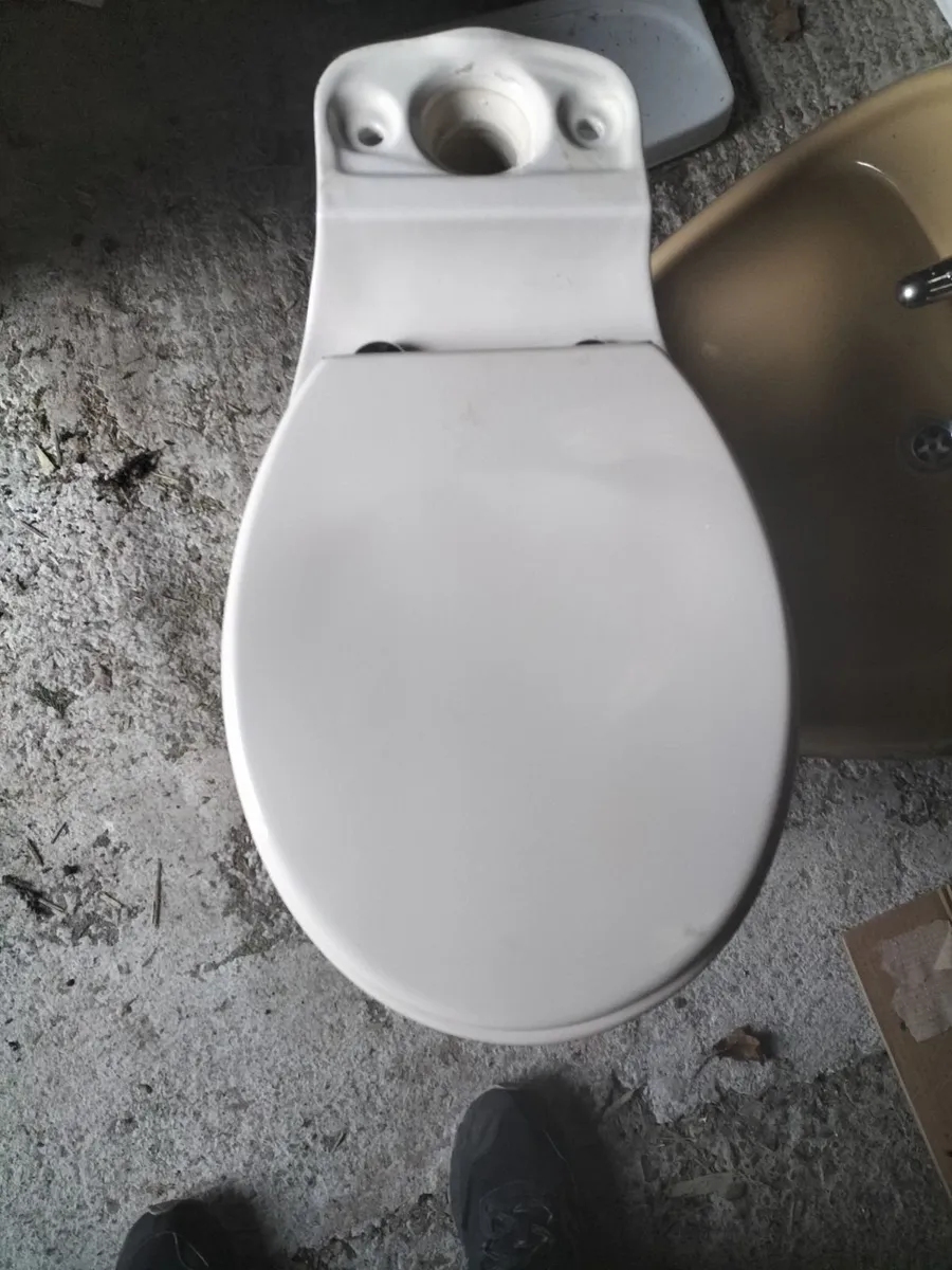 Toilet and cistern - Image 2