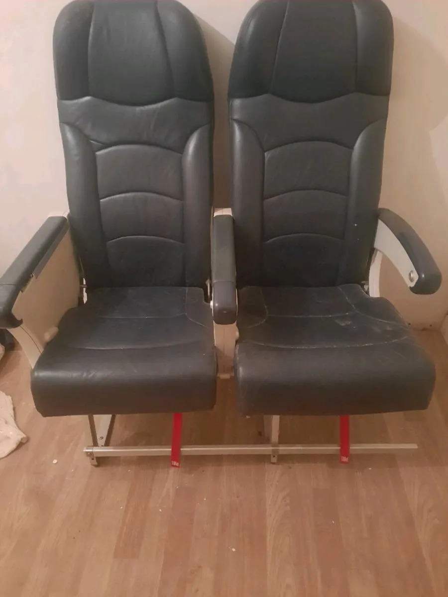 2 airplane seats - Image 1