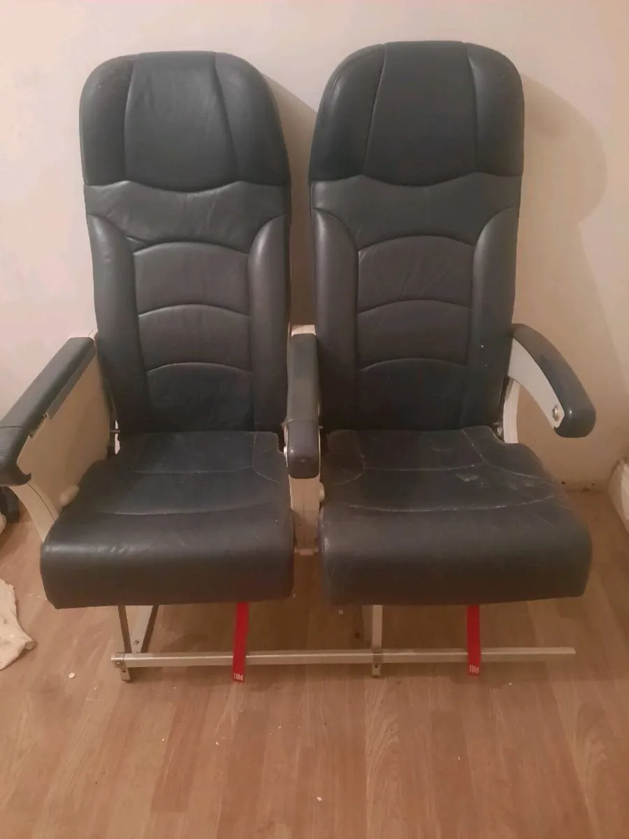 2 airplane seats - Image 2