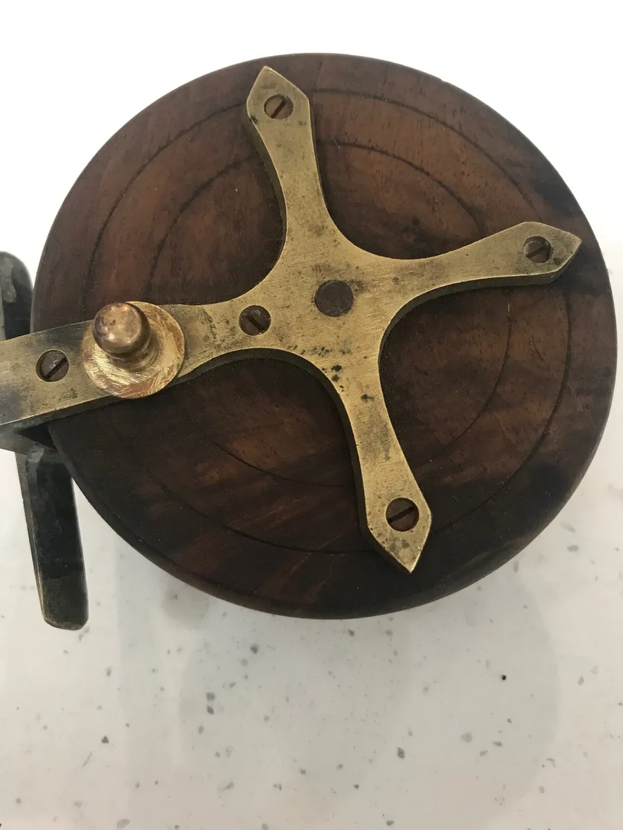 Vintage fishing reel - Image 1