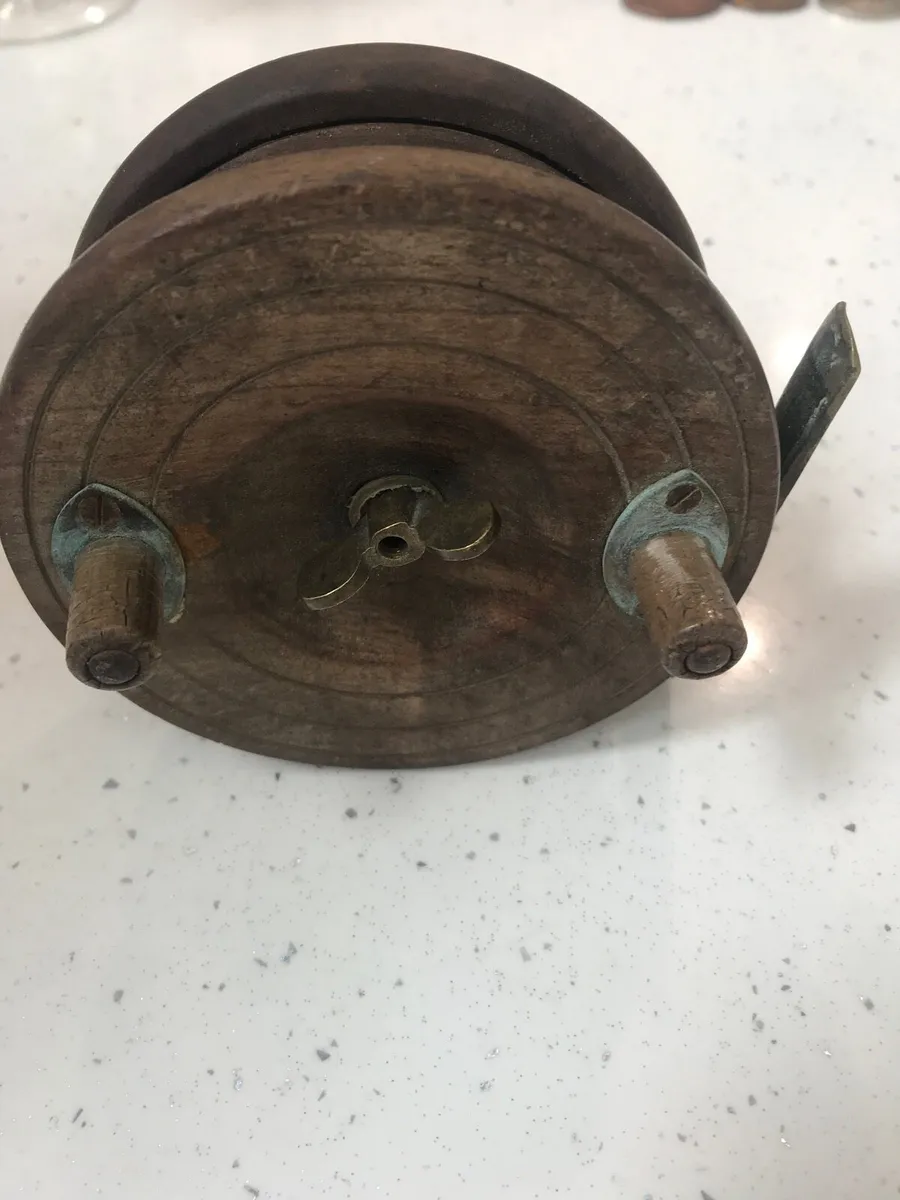 Vintage fishing reel - Image 2