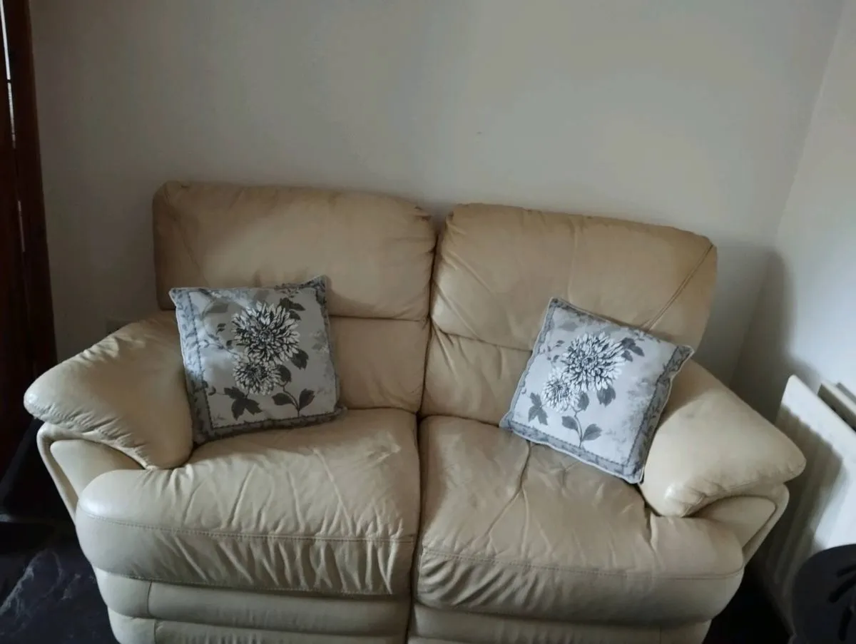 2 seeter reclining cream couch