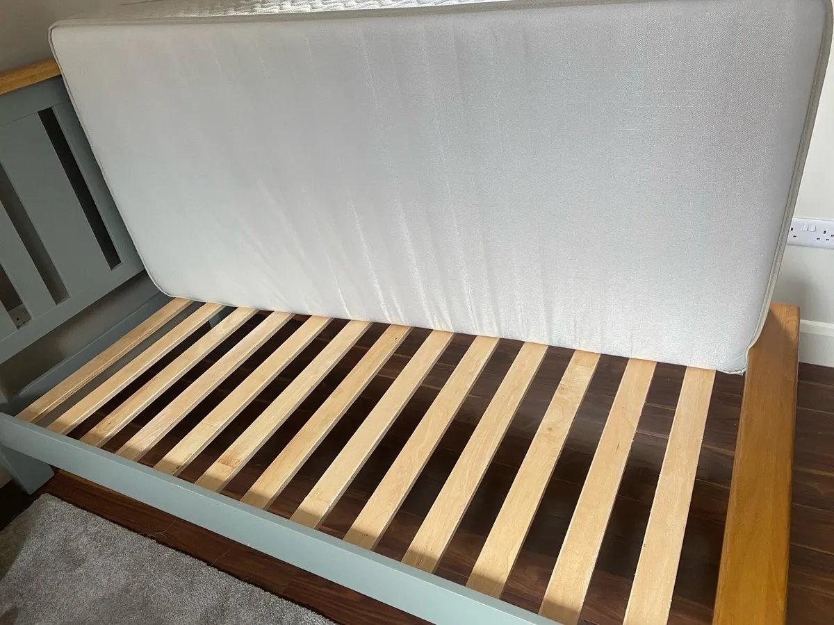 Single beds with mattresses - Image 3