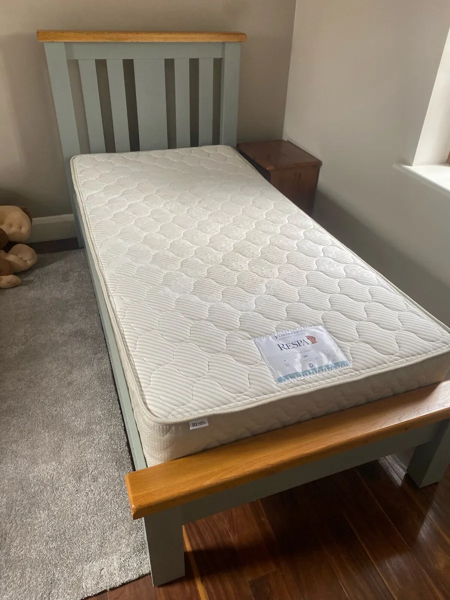 Single beds with mattresses - Image 1