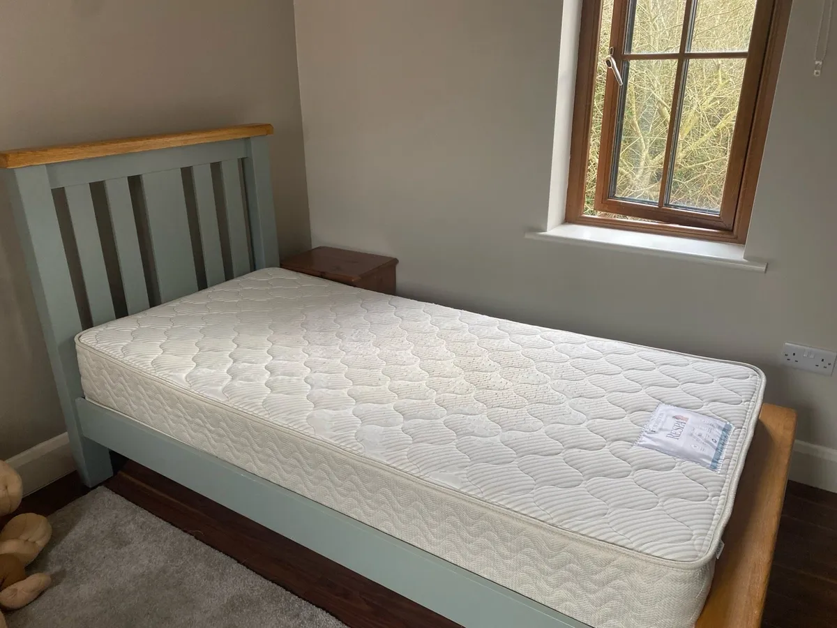 Single beds with mattresses - Image 2