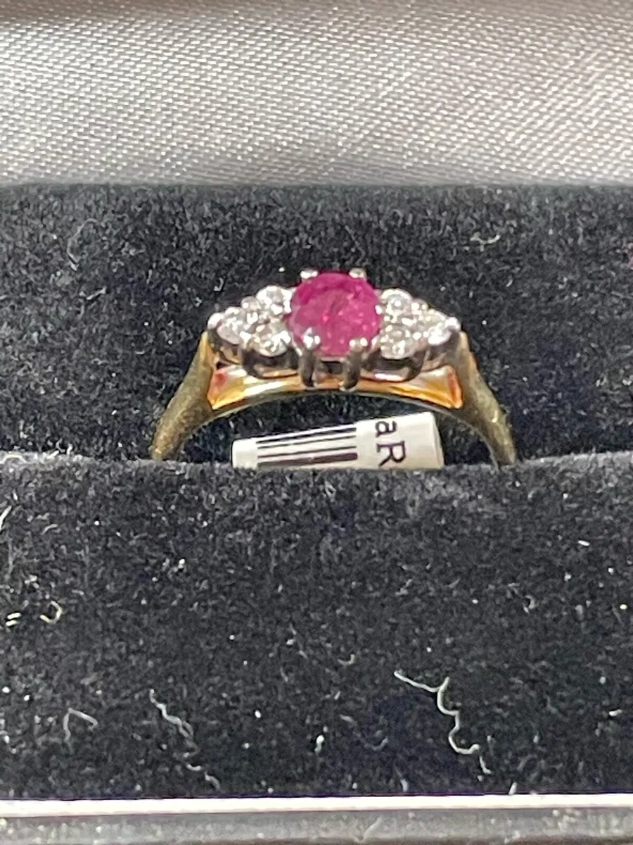 18k gold ring with ruby and diamonds - Image 1