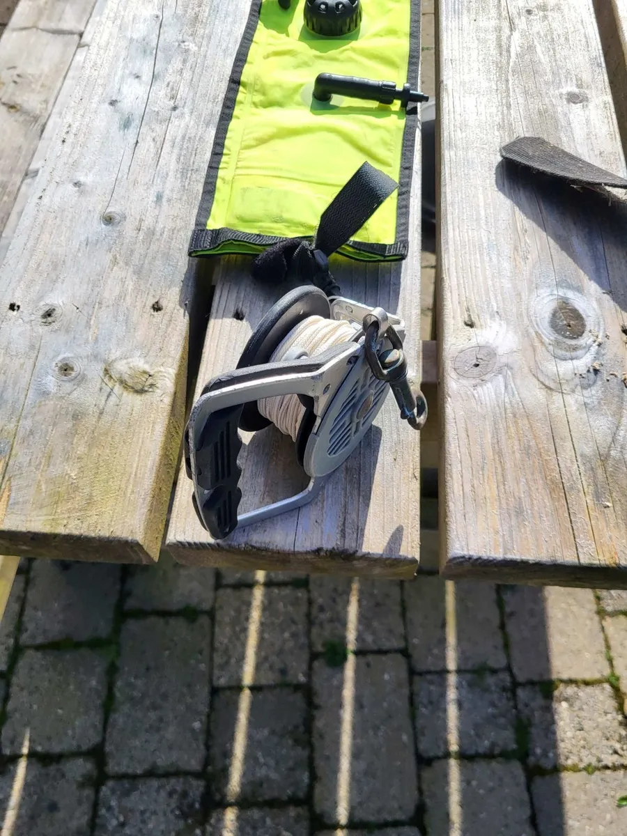 Diving surface marker buoy and reel - Image 2