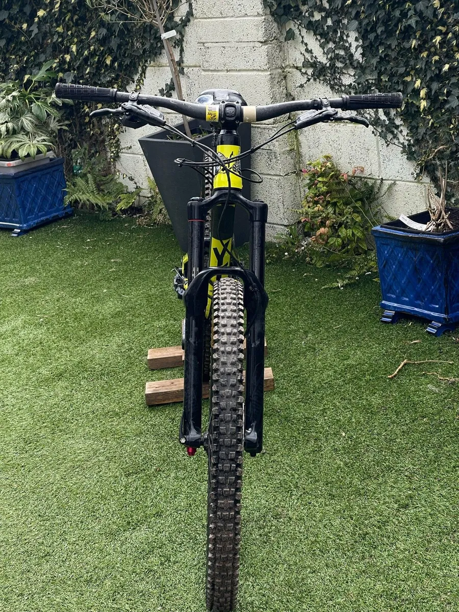 2017 YT Capra - Image 2