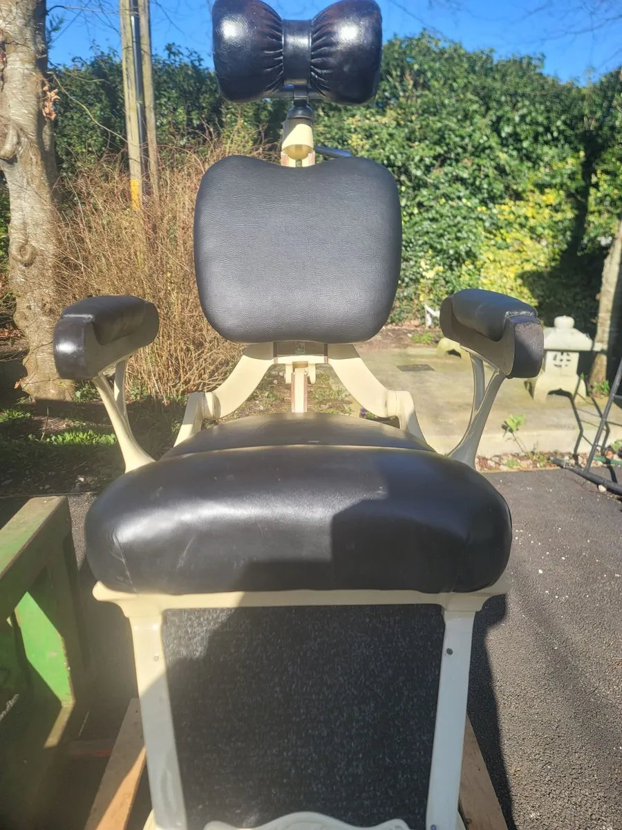 Dentist chair - Image 1