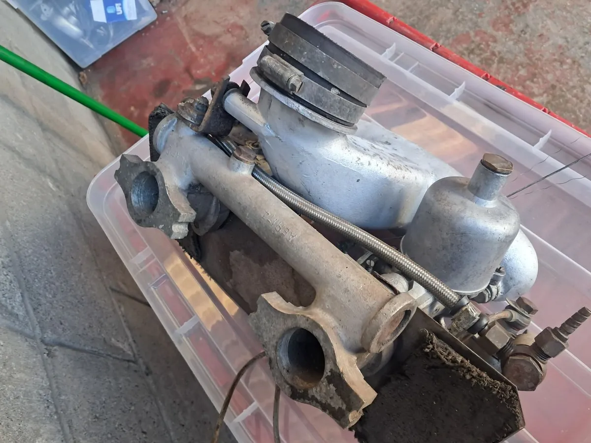 Twin Su hs4 1 and 1/2 inc carburettors - Image 4