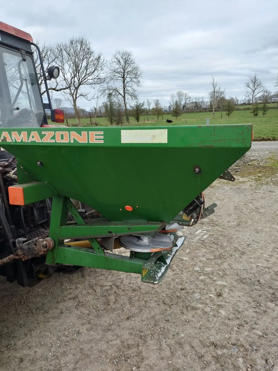 Fertiliser spreader with stand and land Roller - Image 2