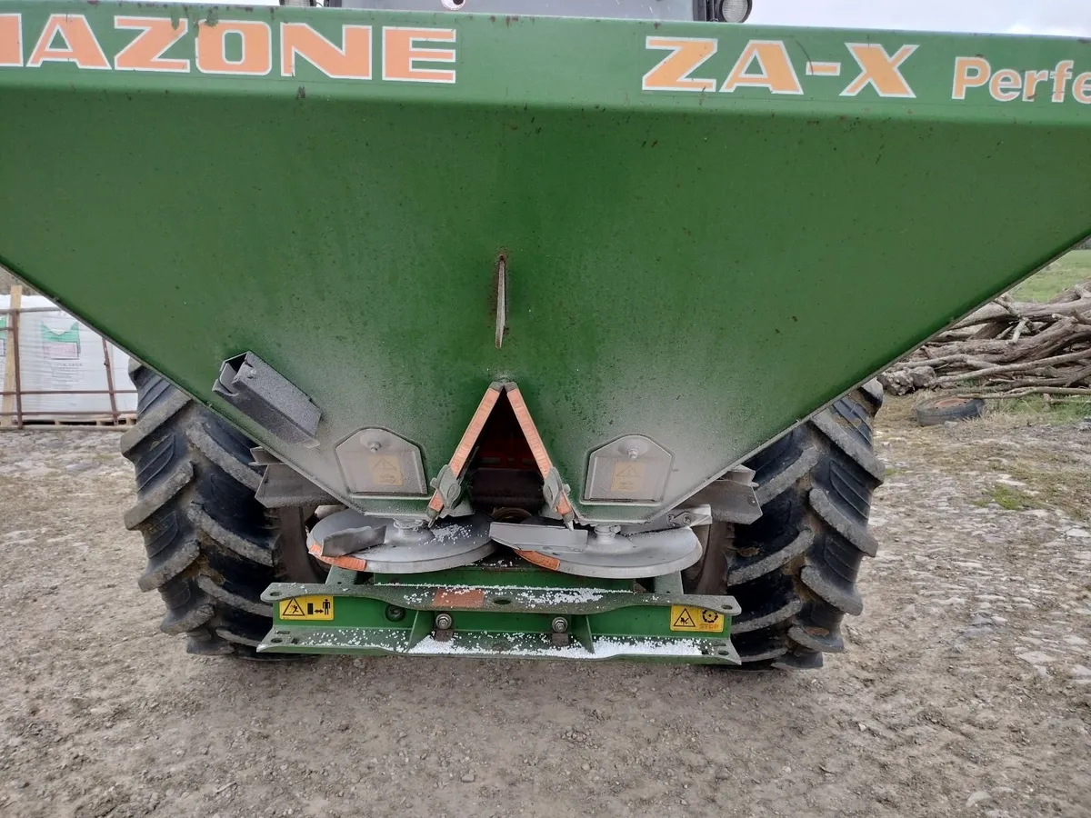 Fertiliser spreader with stand and land Roller - Image 3
