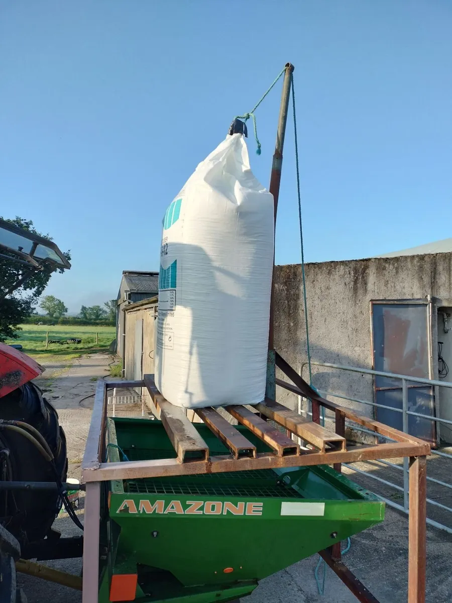 Fertiliser spreader with stand and land Roller - Image 4