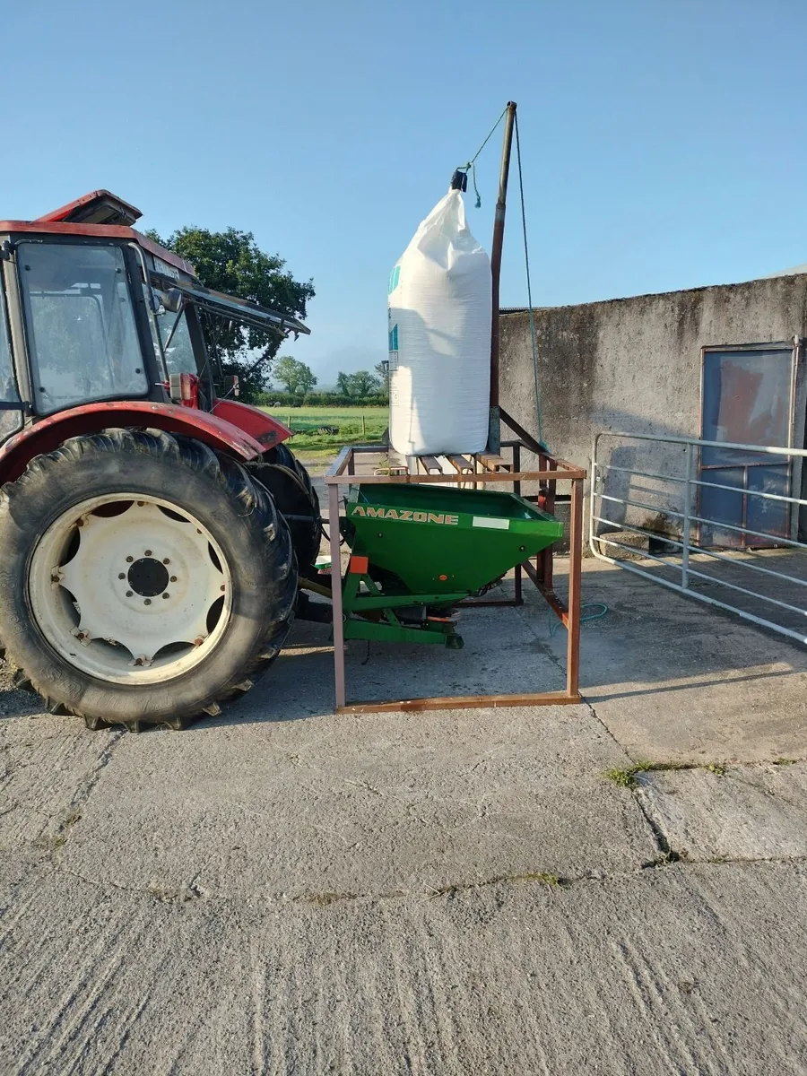 Fertiliser spreader with stand and land Roller - Image 1