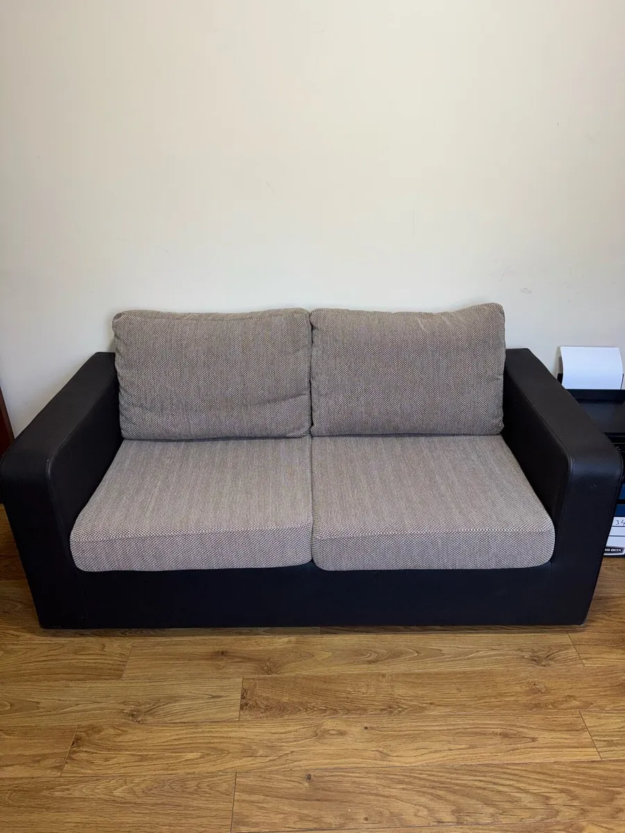 Couch/pull out bed - Image 1