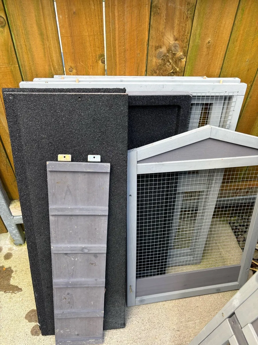 Rabbit hutch with extension all on wheels - Image 2