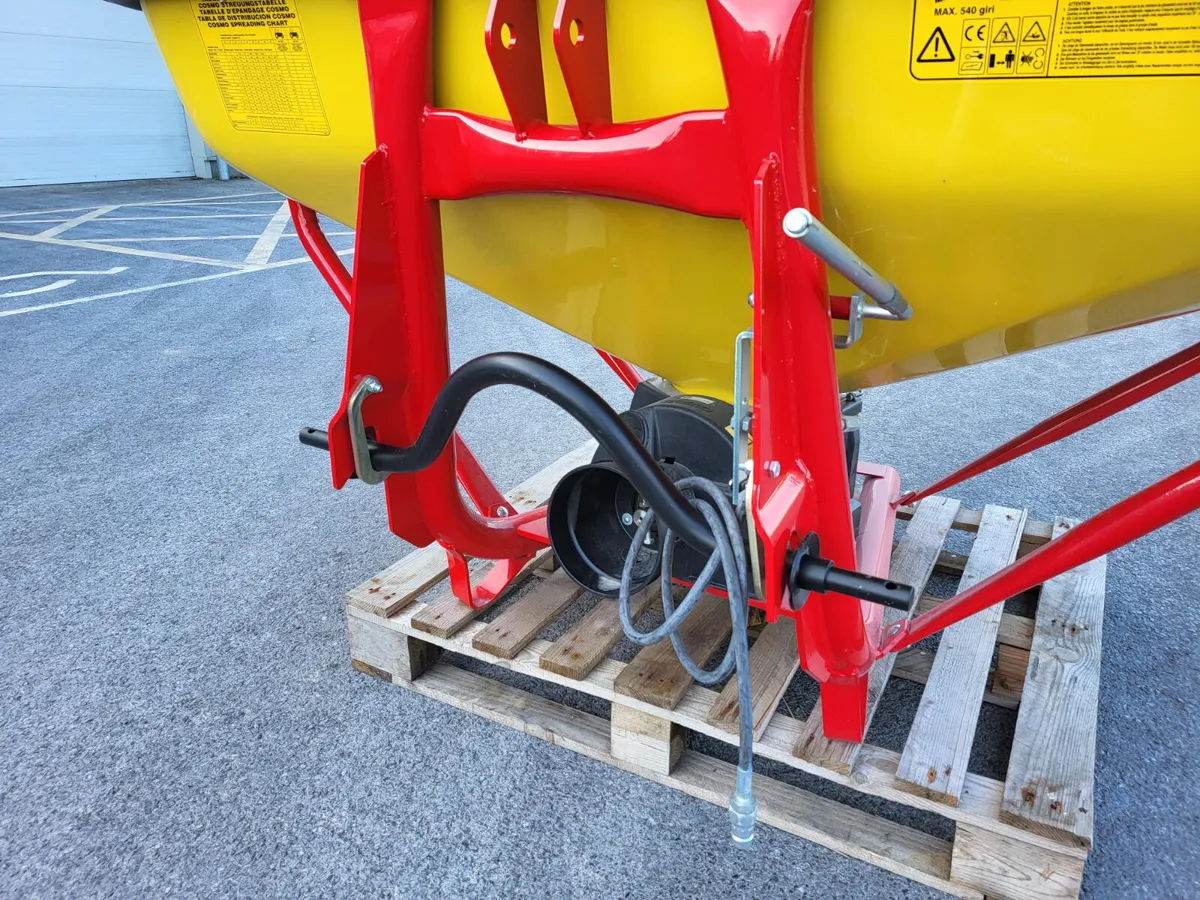 Cosmo Fertiliser Spreaders --500kg up to 1250kg - Image 1