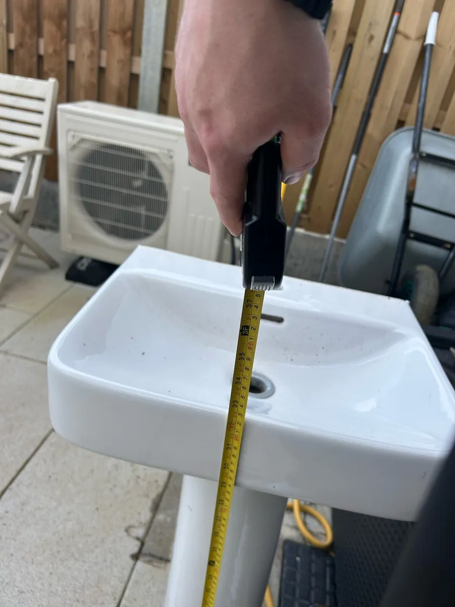 Sink basin and tap - Image 3