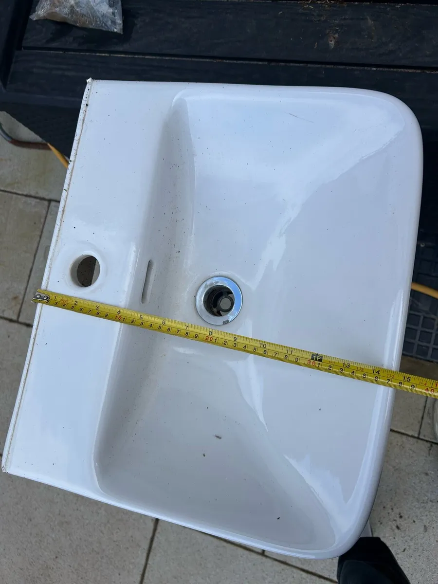 Sink basin and tap - Image 4