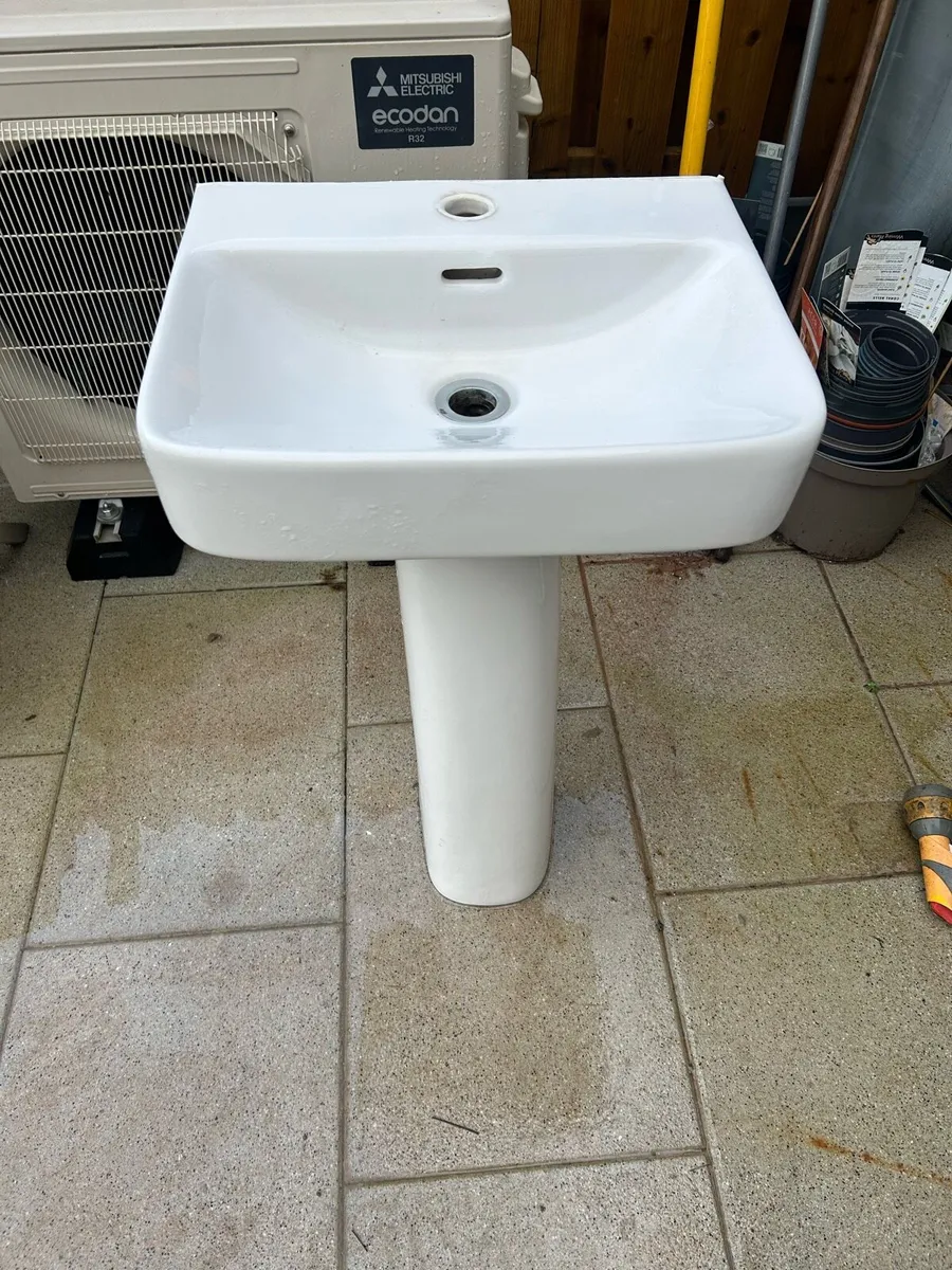 Sink basin and tap - Image 1