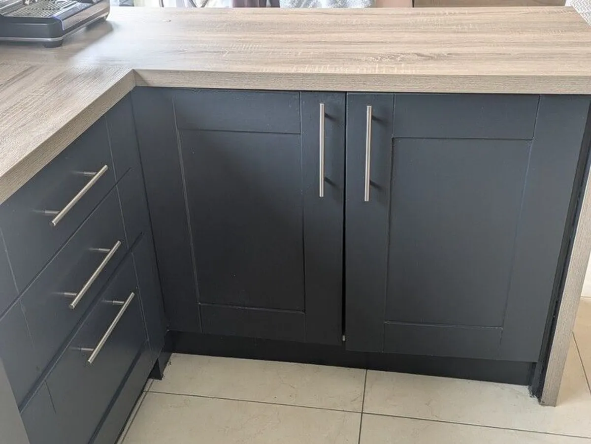 Full painted shaker style kitchen - Image 4