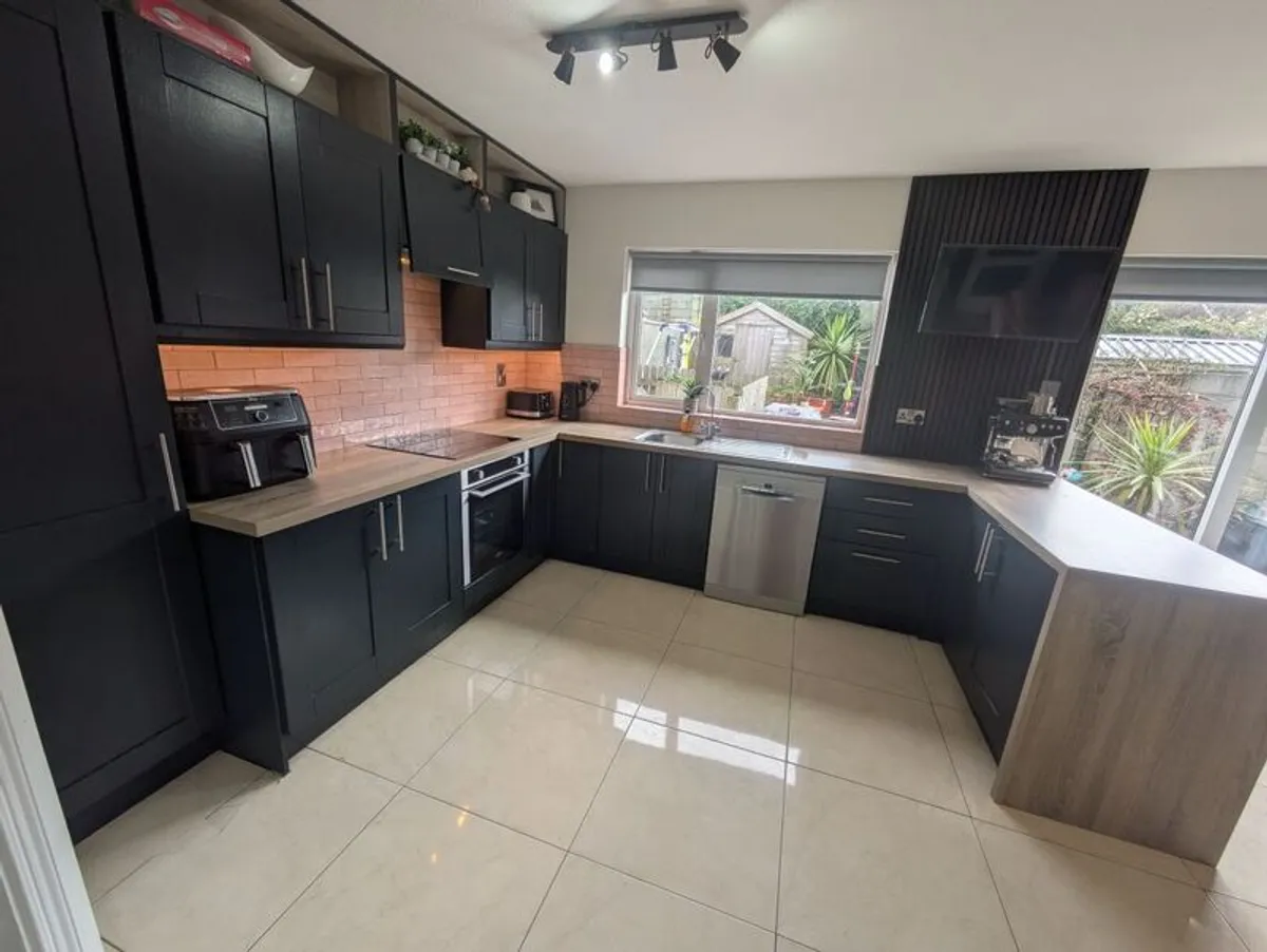 Full painted shaker style kitchen - Image 1