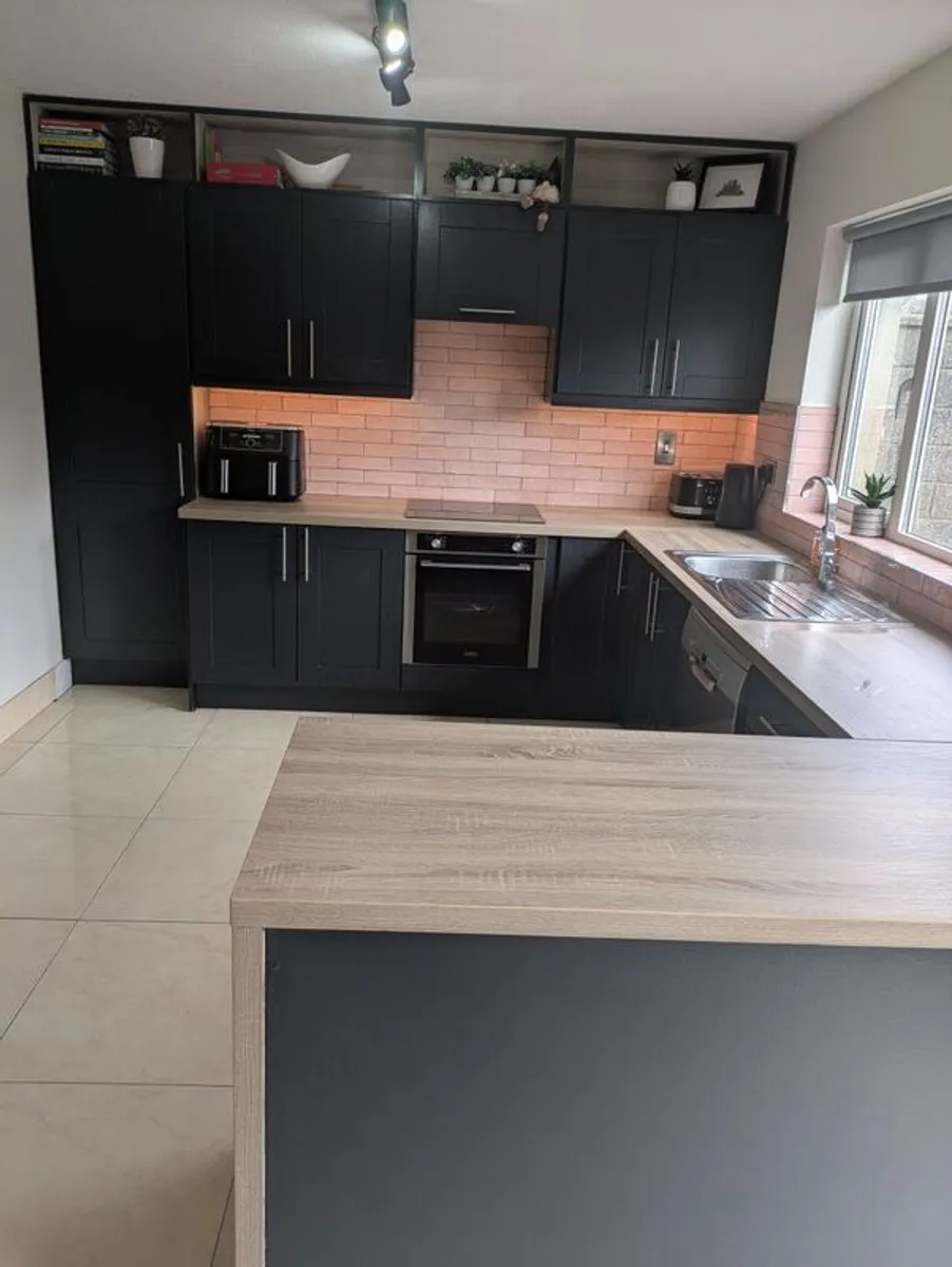 Full painted shaker style kitchen - Image 2