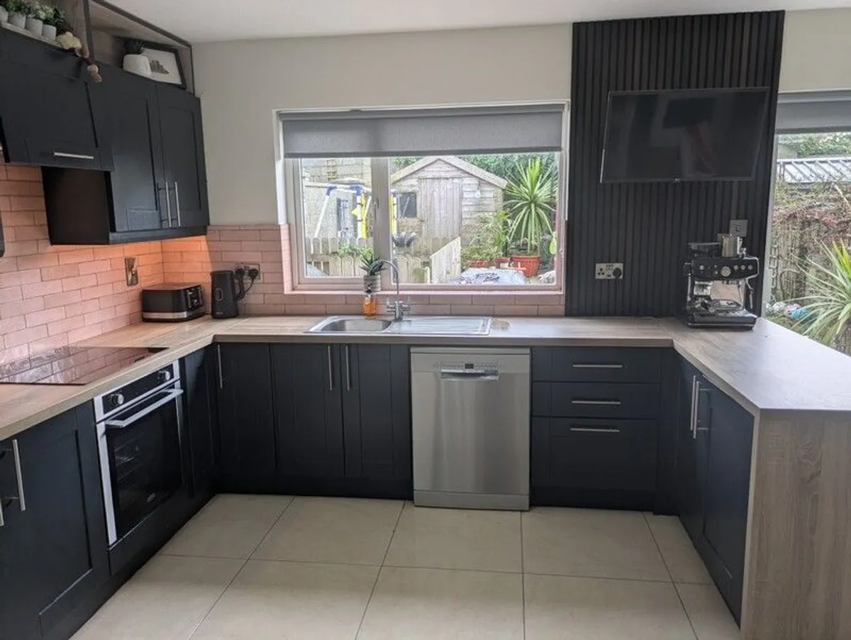 Full painted shaker style kitchen - Image 3