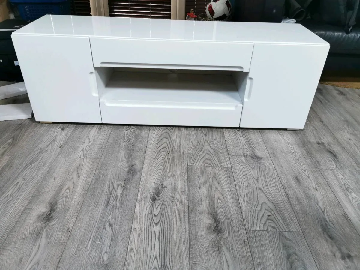 TV Unit - Image 1