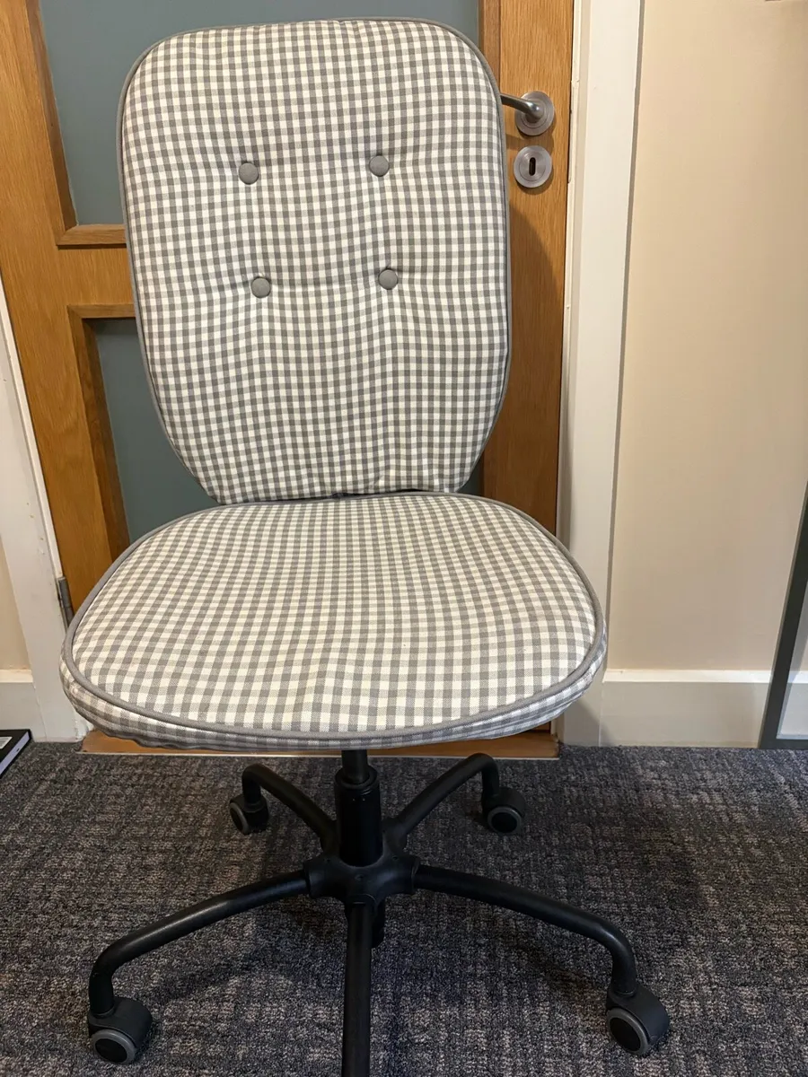 Office chair with an adjustable lumbar support - Image 1