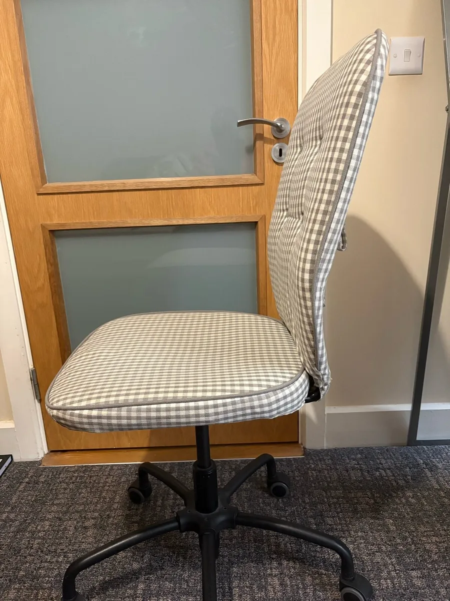Office chair with an adjustable lumbar support - Image 2