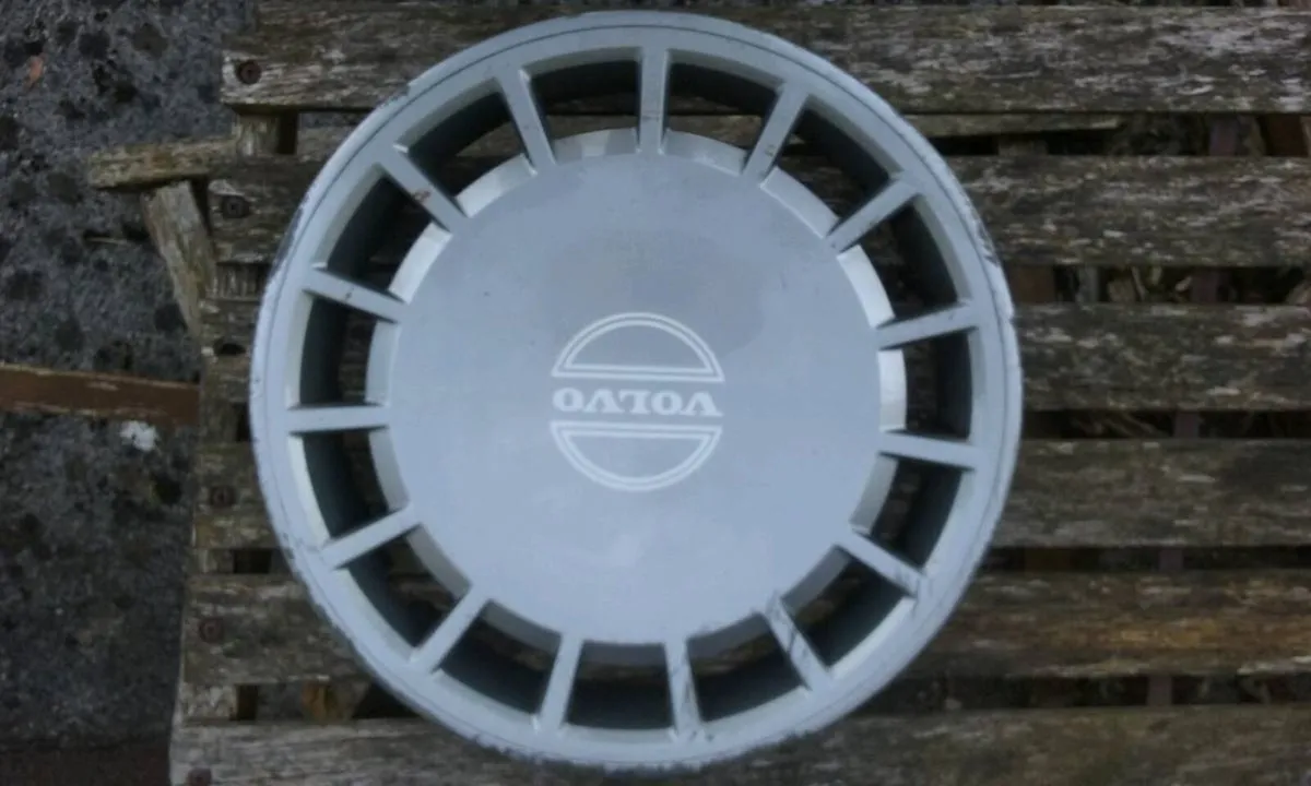 Volvo Hubcap - Image 1