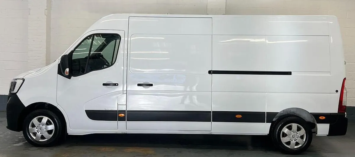 2023 Renault Master Medium Roof Panel Van - Image 4