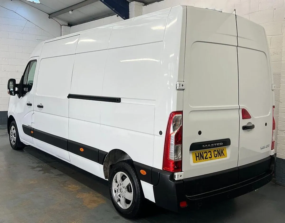 2023 Renault Master Medium Roof Panel Van - Image 3