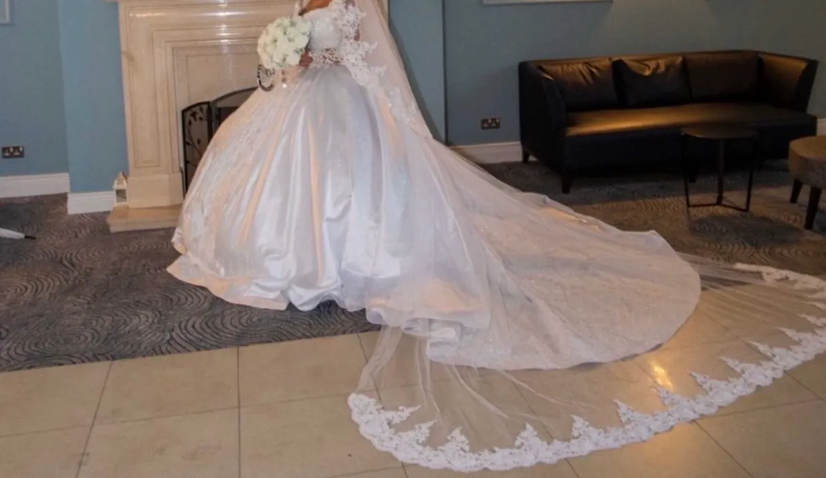 Wedding dress - Image 2