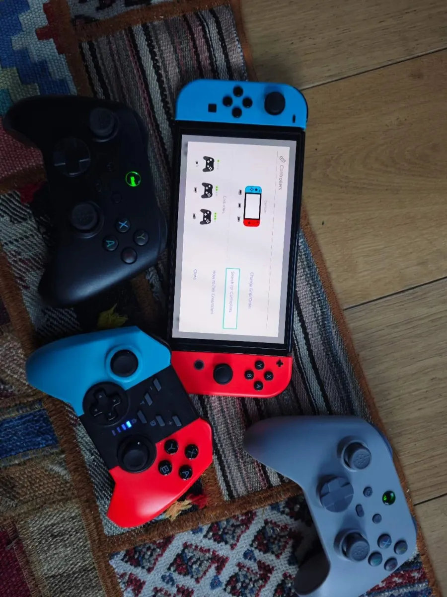 Nintendo Switch 7 Games, 3 Controllers, Case &dock - Image 3