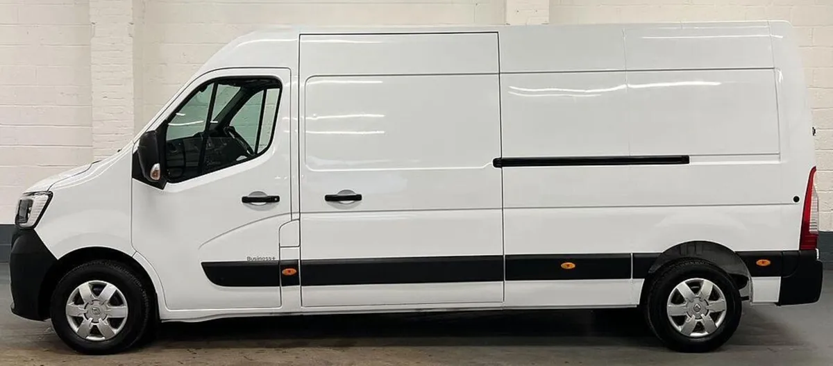 2023 Renault Master Medium Roof Panel Van - Image 4