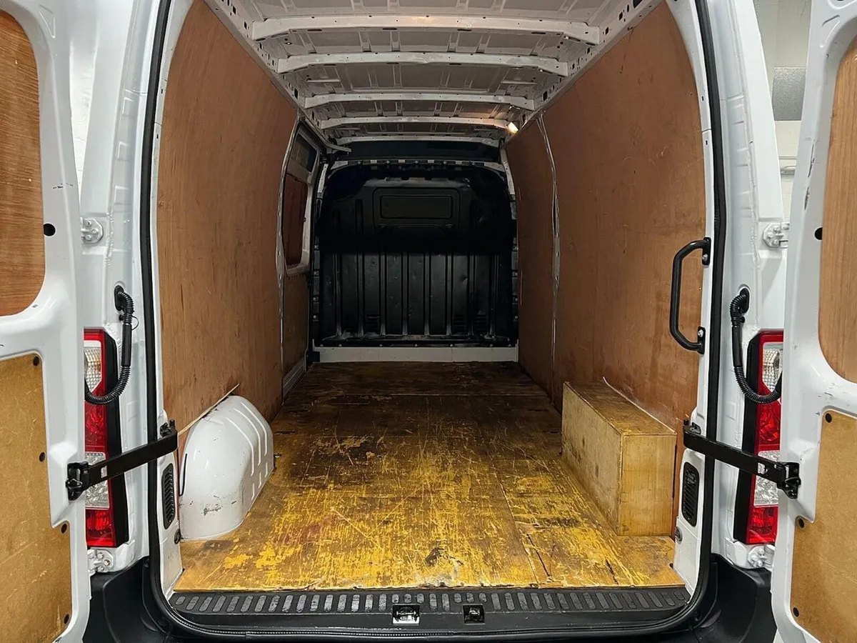 2023 Renault Master Medium Roof Panel Van - Image 3