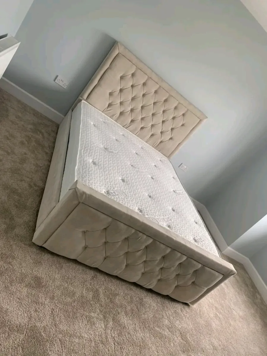 Hilton Chesterfield Bed With Mattress - Image 4