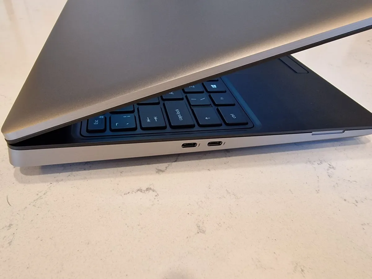 Dell Precision 7560 laptop - Image 2