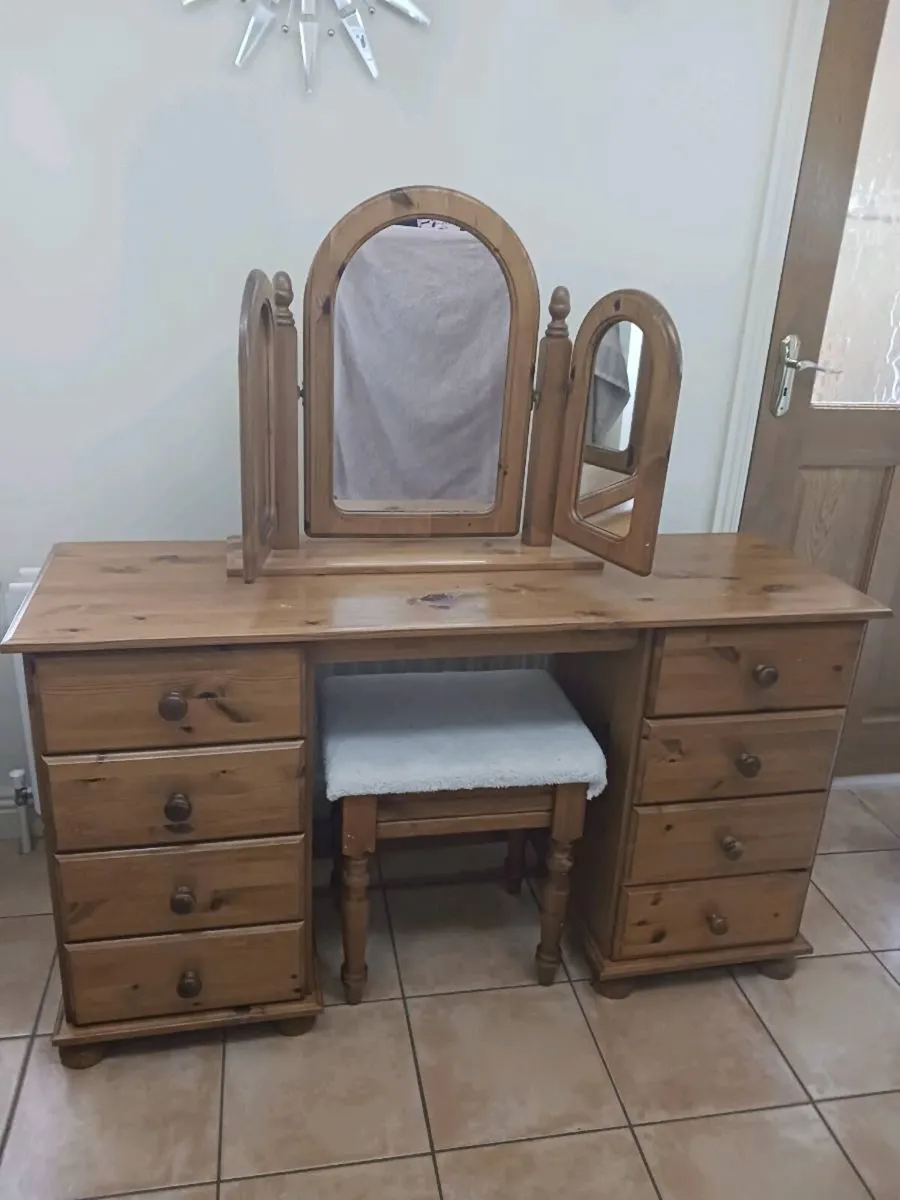 Vanity desk - Image 1