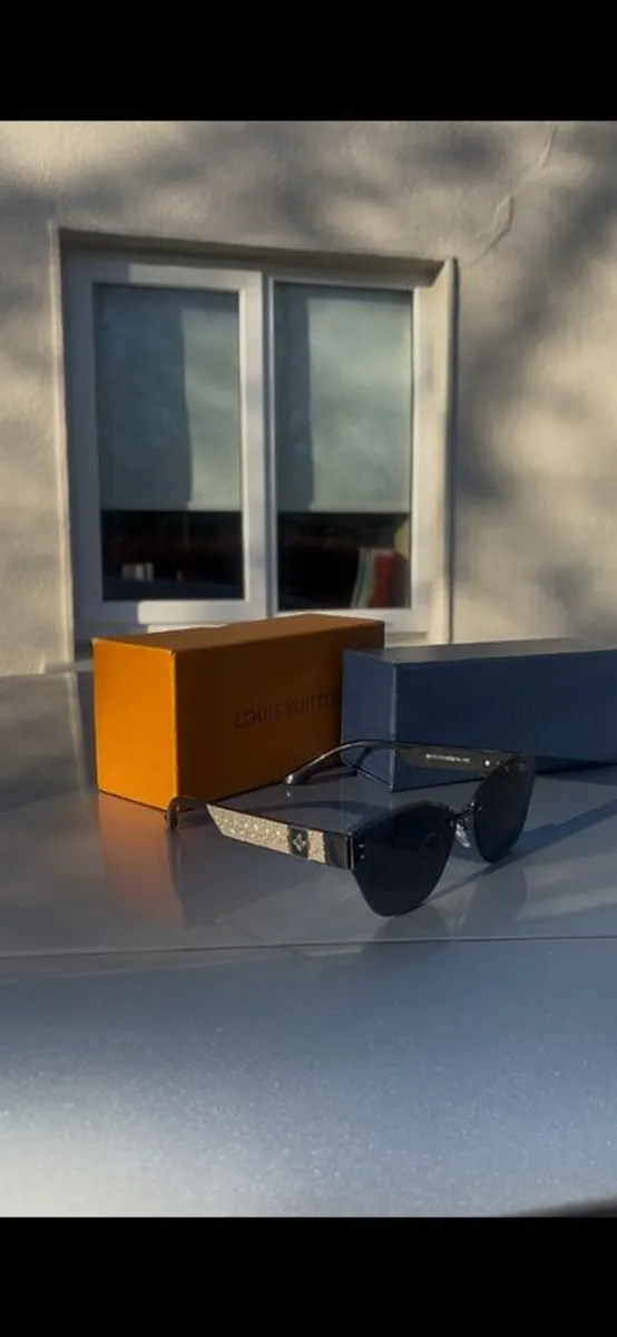 Designer sunglasses - Image 4