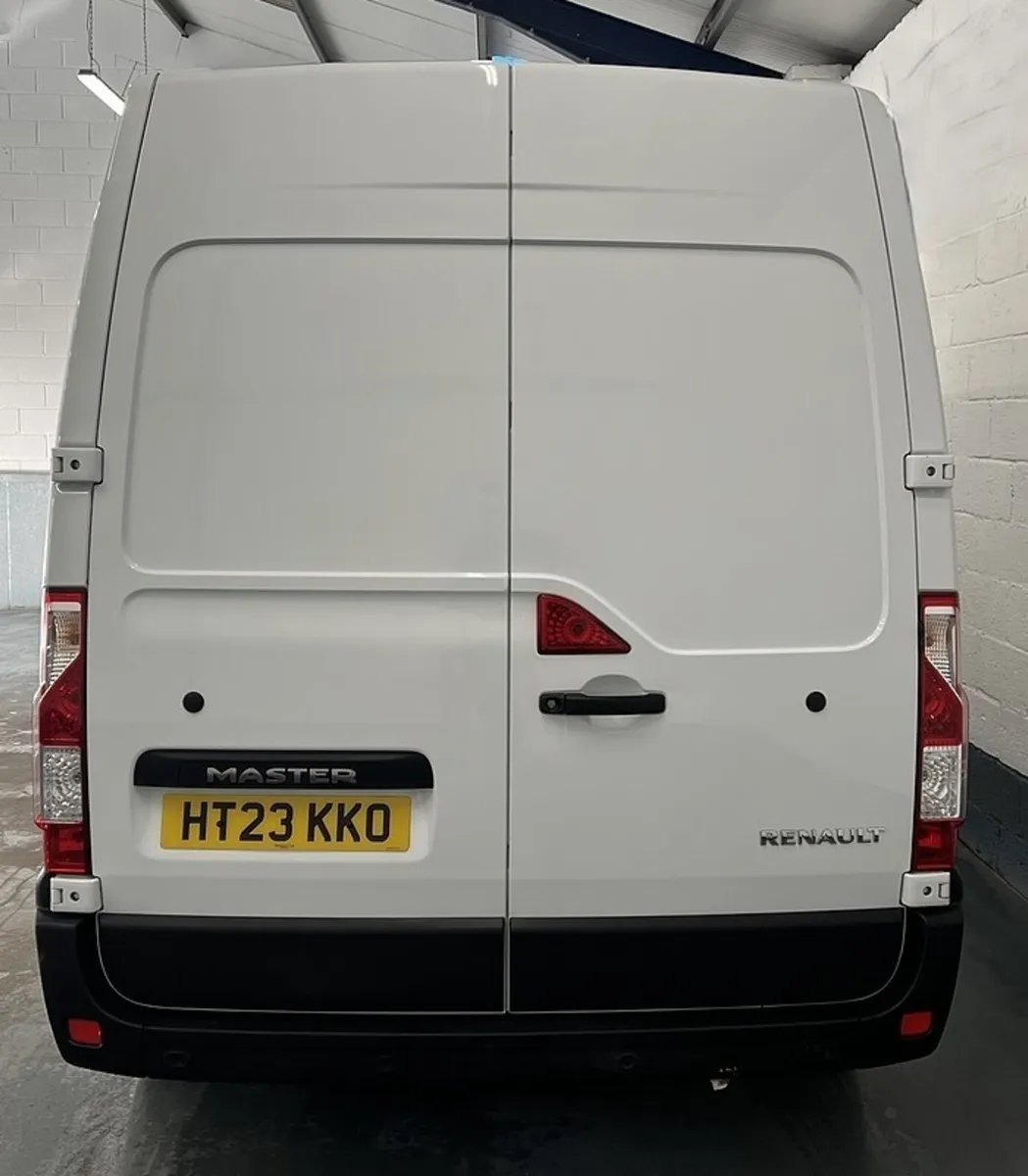2023 Renault Master Medium Roof Panel Van - Image 3