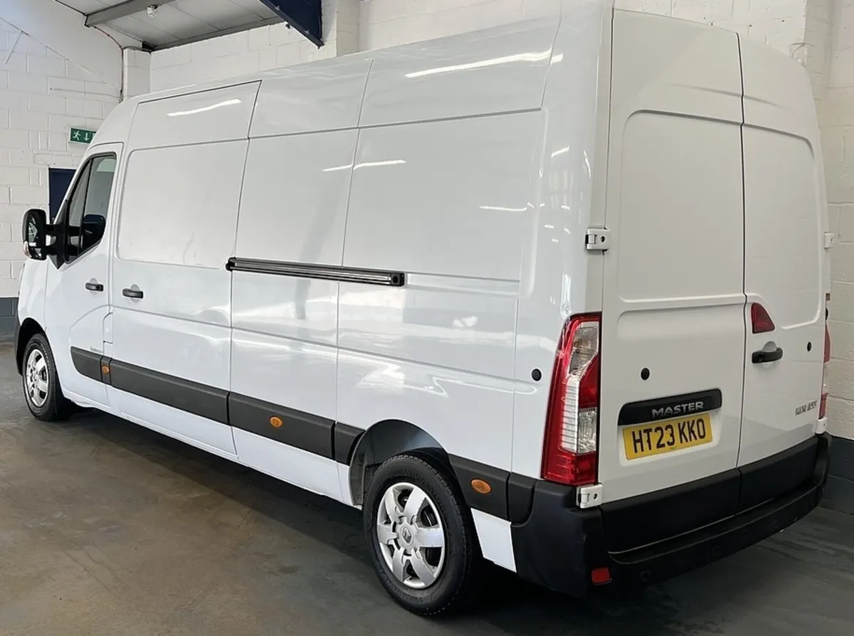 2023 Renault Master Medium Roof Panel Van - Image 4